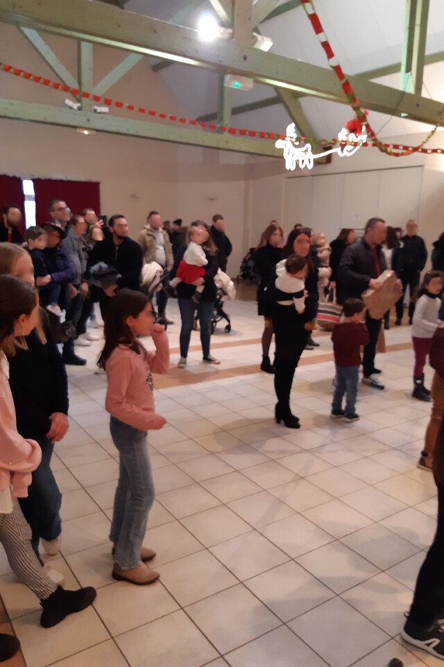 distribution de cadeaux au foyer rural